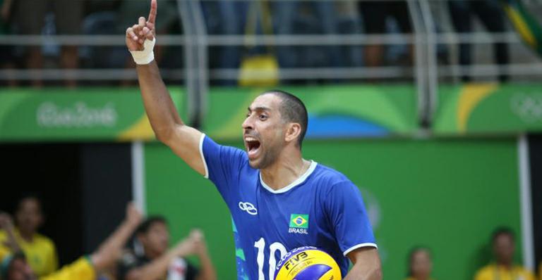 Esbanjando simpatia, Serginho convida para palestra no Congresso Brasileiro de Clubes