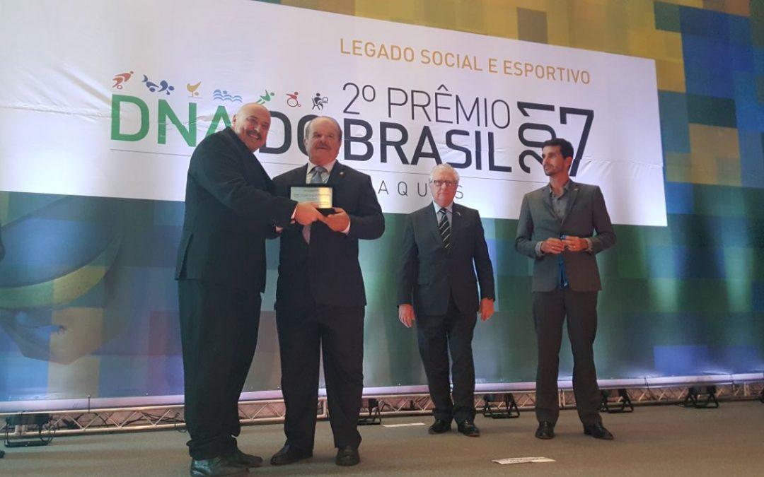 Presidente da FENACLUBES recebe Prêmio DNA do Brasil