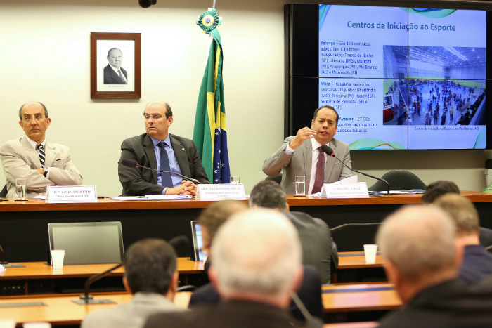 Ministro cobra do Congresso mais benefícios ao Esporte