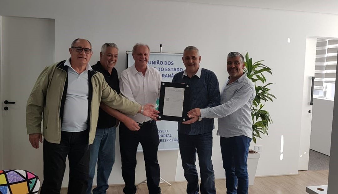 FENACLUBES homenageia SINDICLUBES do Paraná