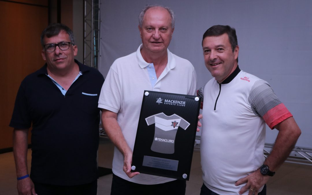 Presidente da FENACLUBES recebe homenagem durante Congresso