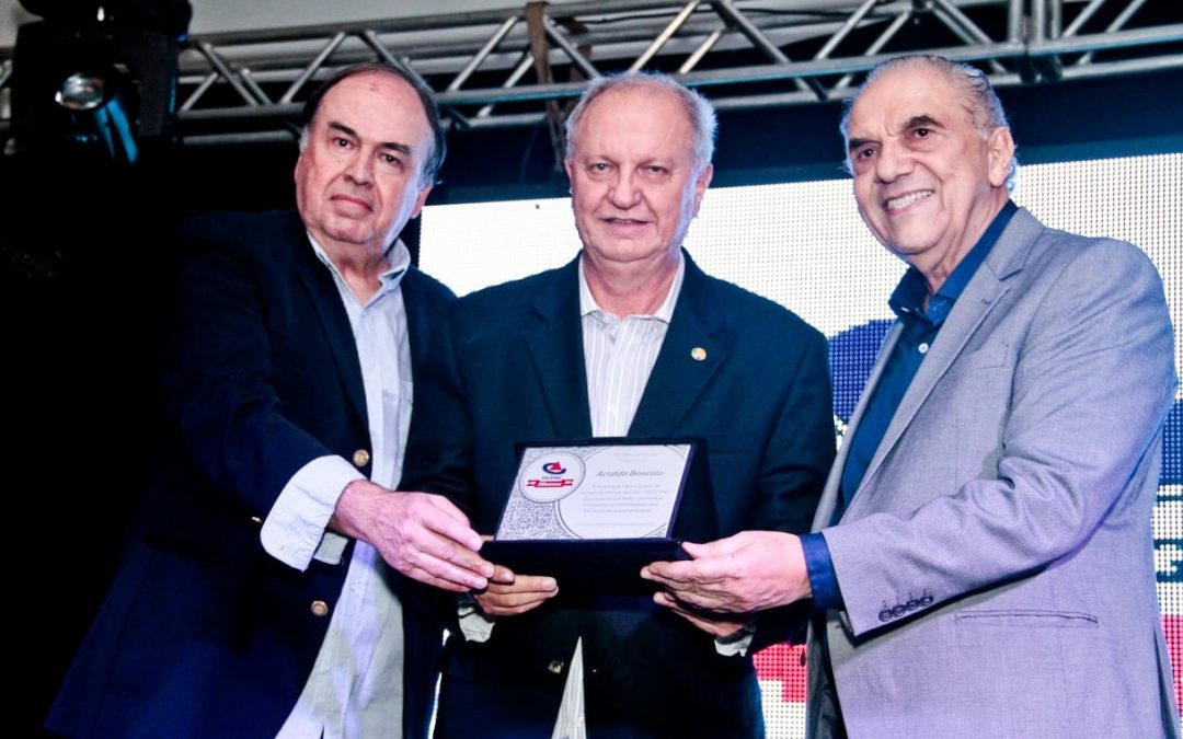 FECEMG homenageia o presidente da FENACLUBES