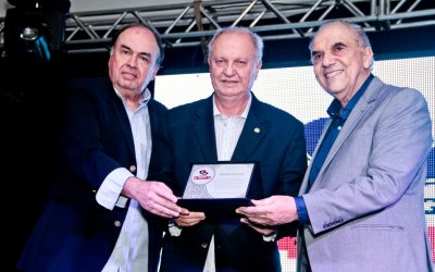 FECEMG homenageia o presidente da FENACLUBES