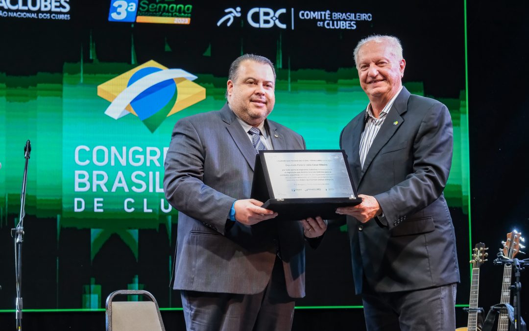 FENACLUBES homenageia Deputado Julio Cesar Ribeiro por atuação em prol dos Clubes do país
